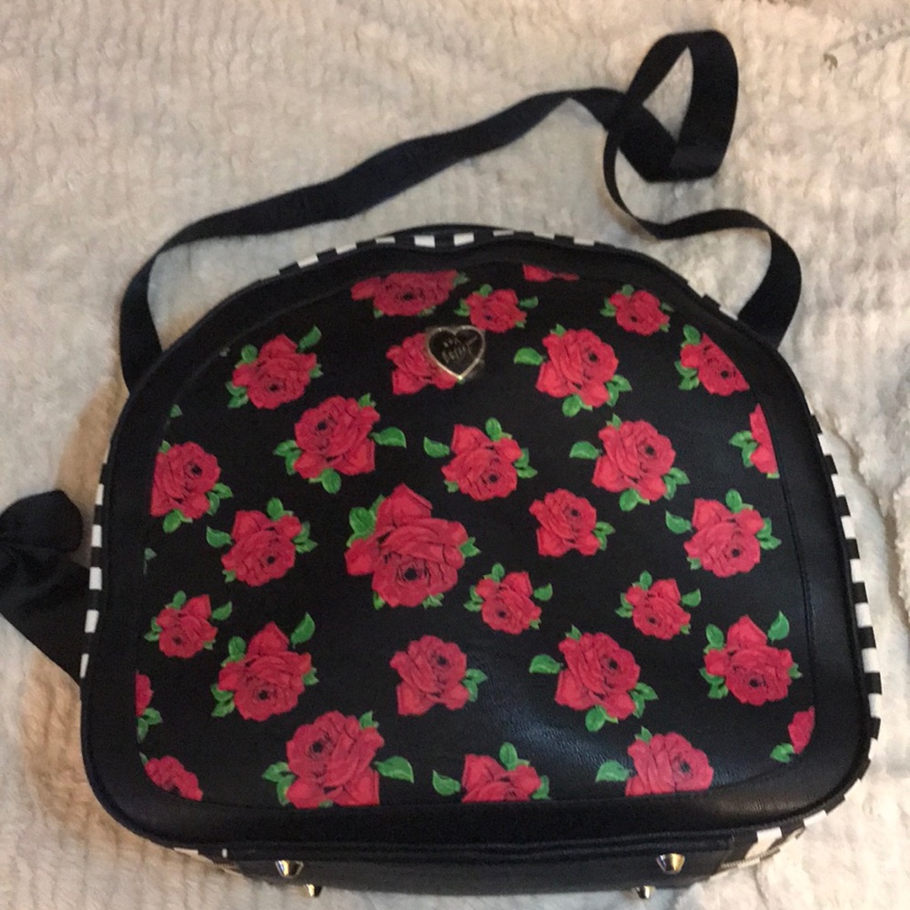 Betsey Johnson round hat size weekender